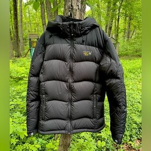 Classic women’s Mountain Hardware down puffer-medium black!💨🖤